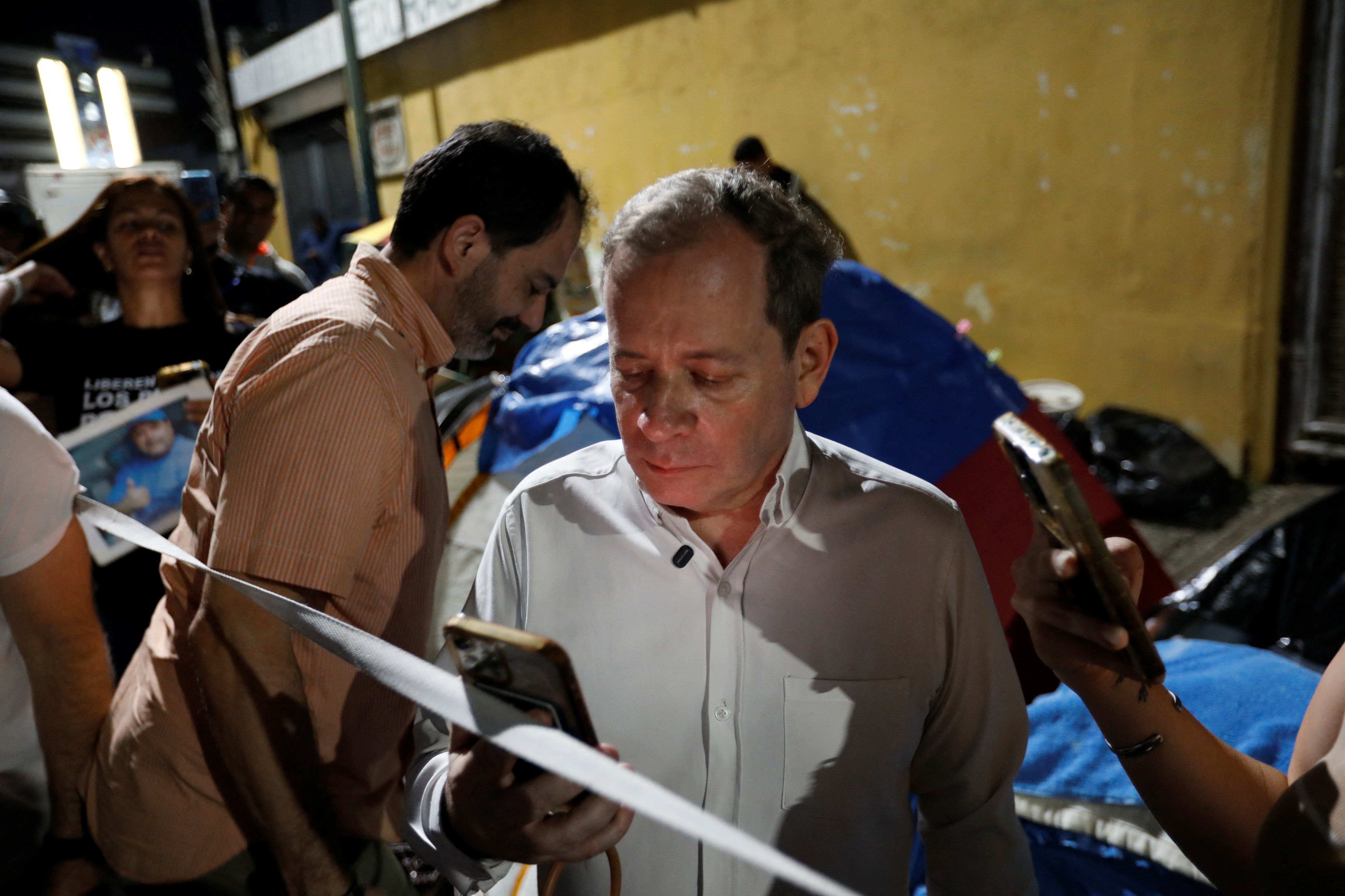 Opositor venezuelano detido de novo horas após ser libertado está em prisão domiciliar, diz filho