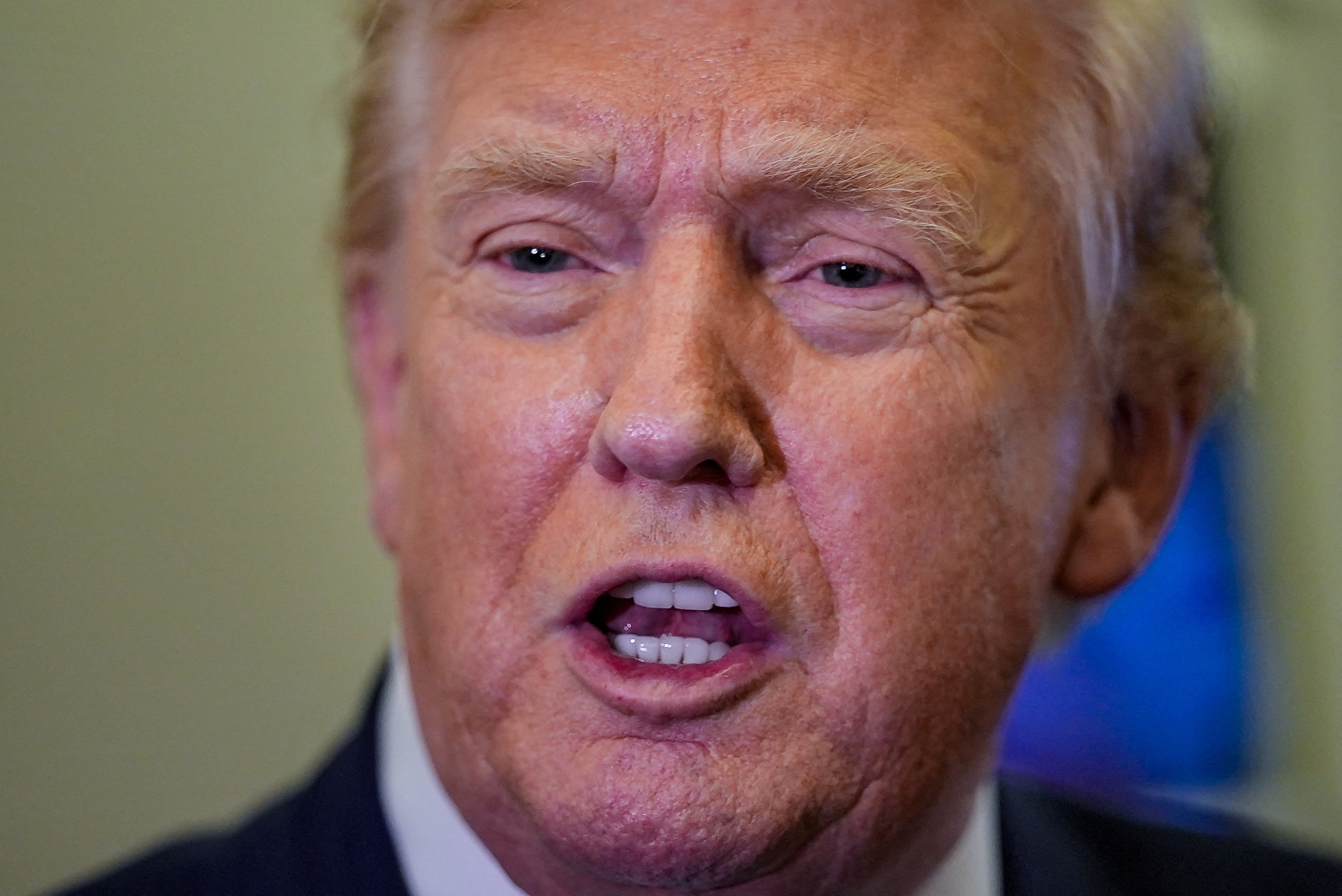 Trump ameaça fazer 'algo muito duro' contra o Irã e diz que pode enviar mais um porta-aviões ao Oriente Médio